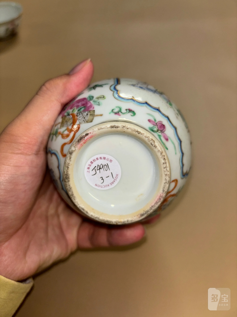 清 粉彩人物纹瓶、粉彩龙凤纹杯一组三件 - 图7